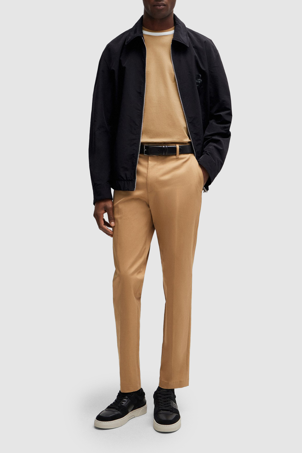 תמונת כל הלוק של חולצת טי